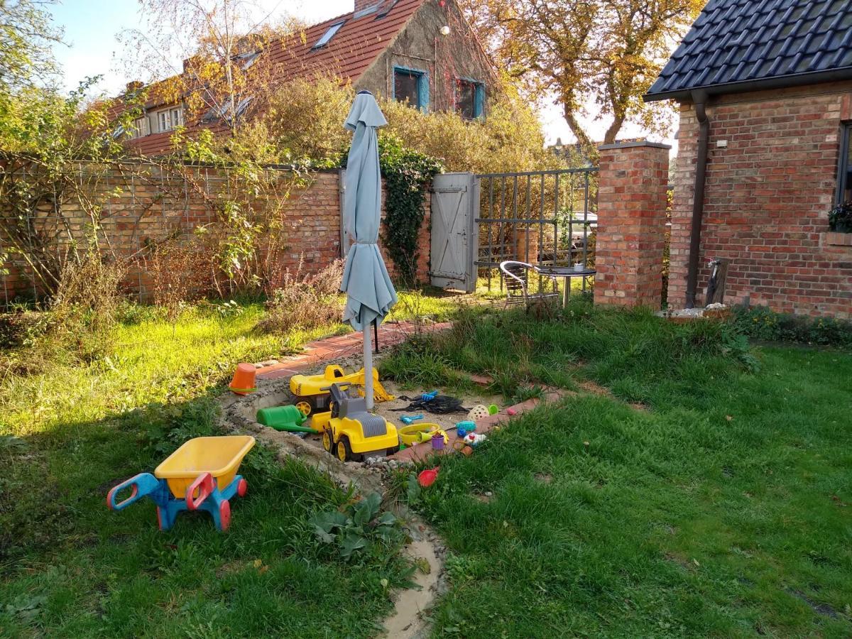 Große Wohnung / Haushälfte in Peetzig am See Angermunde Exterior foto