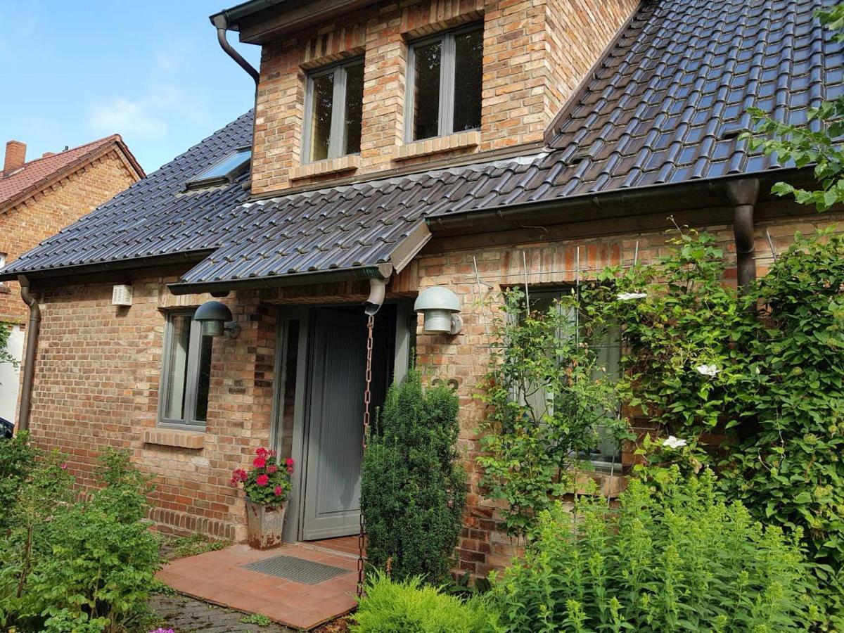 Große Wohnung / Haushälfte in Peetzig am See Angermunde Exterior foto