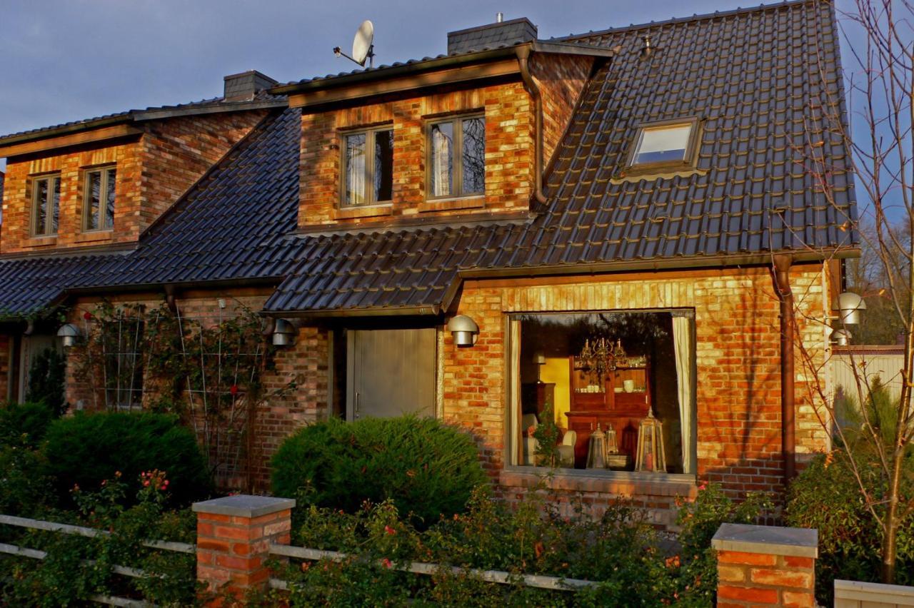 Große Wohnung / Haushälfte in Peetzig am See Angermunde Exterior foto