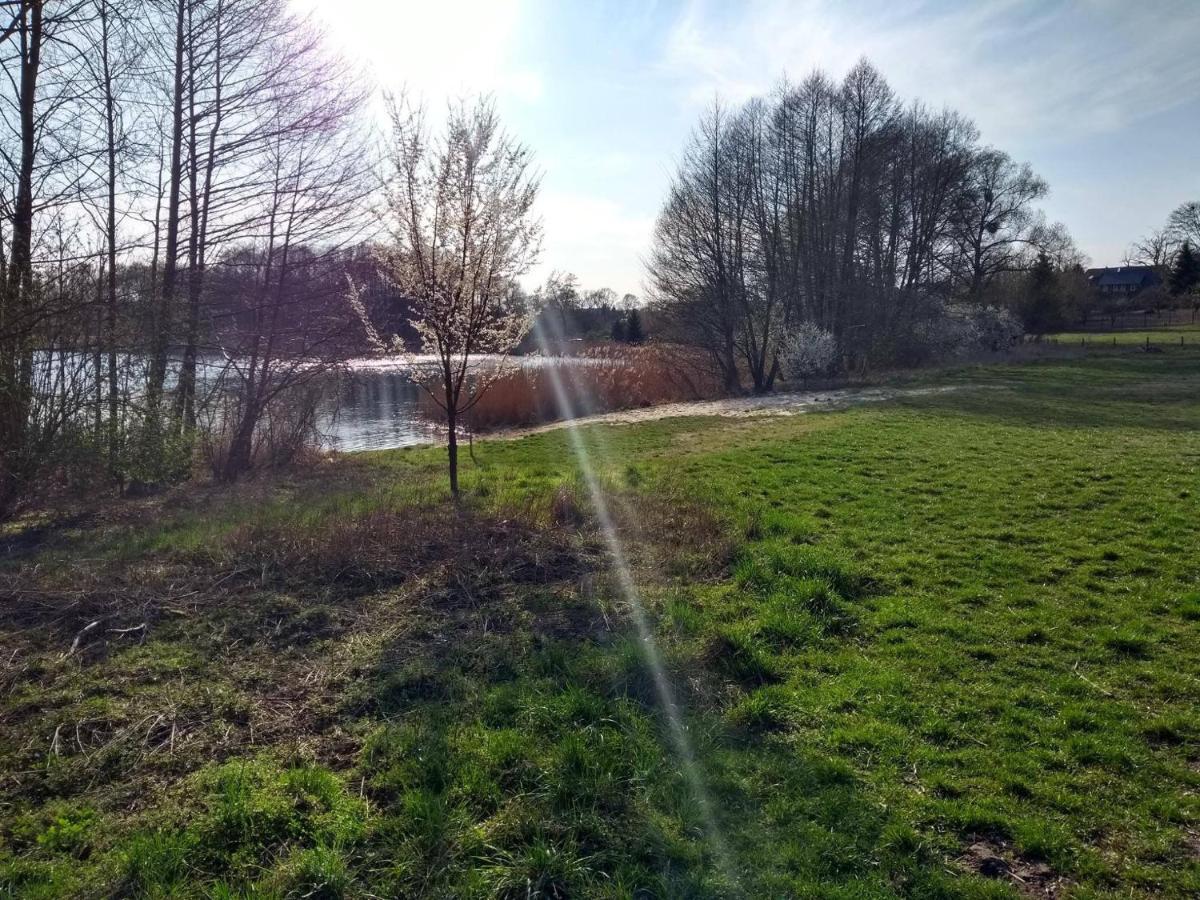 Große Wohnung / Haushälfte in Peetzig am See Angermunde Exterior foto